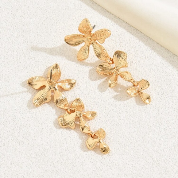 GOLD PLATED TRI-PETAL FLOWER DROP EARRINGS - Picture 6 of 7